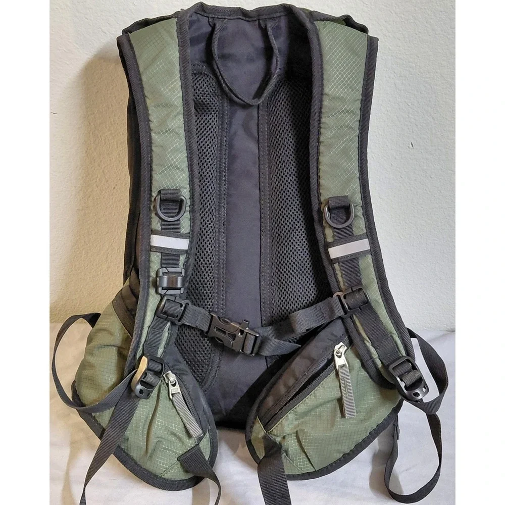 Mothybot Hydration Backpack Green Black Hiking Cycling Pack w/ 2L Water Bladder